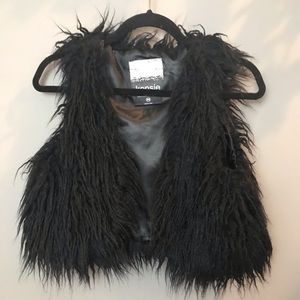 faux fur || cropped black vest